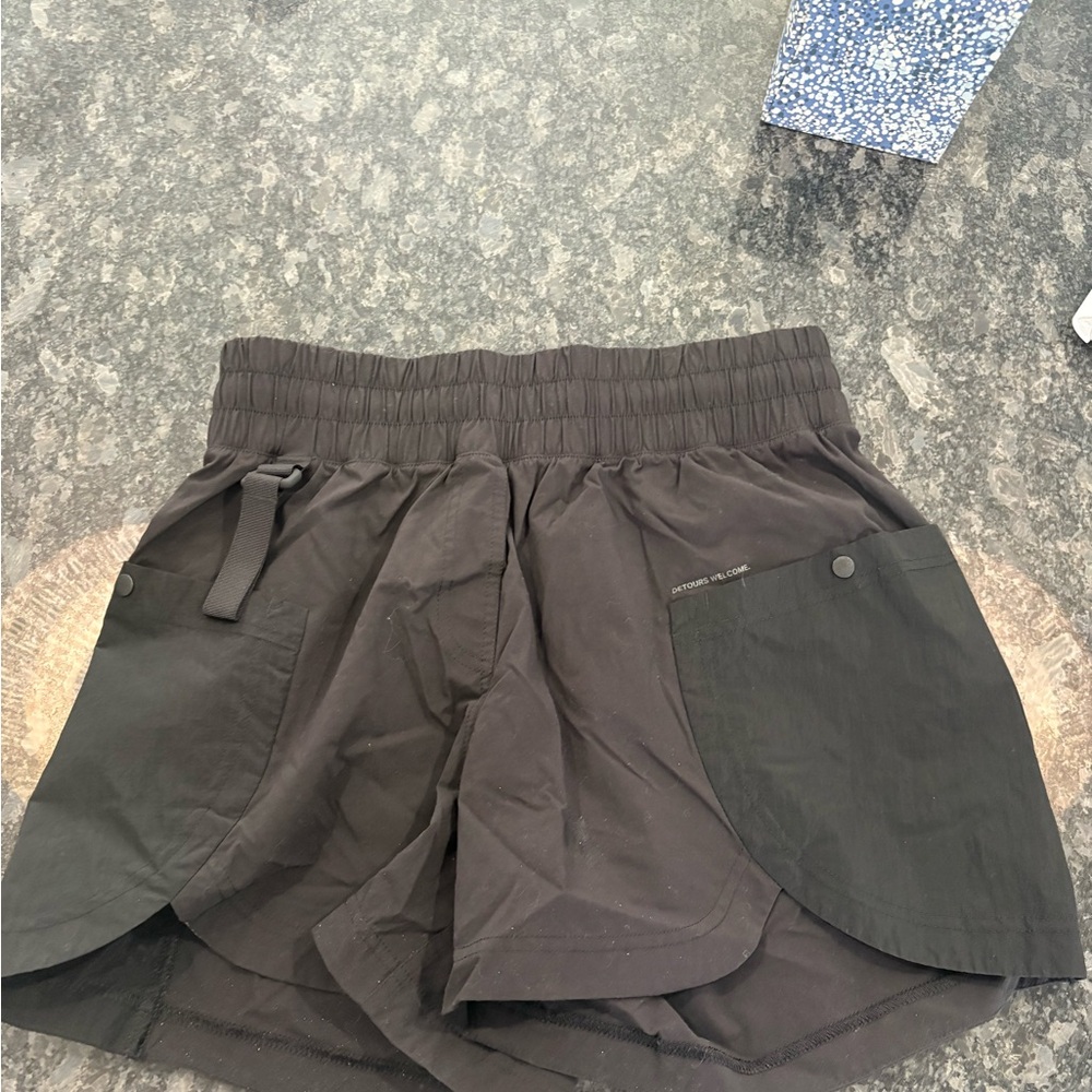 Lululemon Drpp-in pocket high rise hiking shorts, size 6